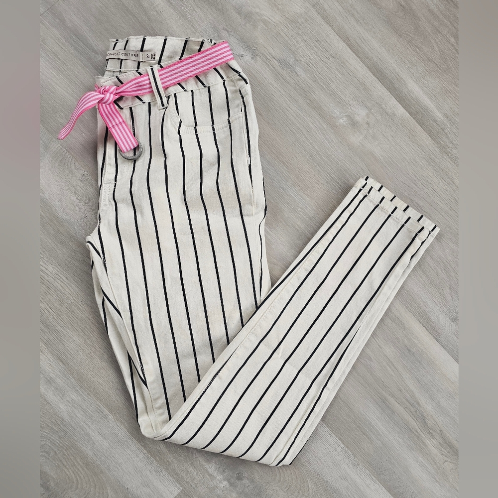 Romeo & Juliet Couture White Pinstripe Pants with Pink Stripe Belt. Size 27x26